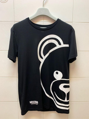 二手Moschino 黑色半熊臉T恤，售1680元。