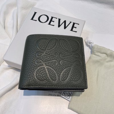 ♚KK SHOP♚ LOEWE 粒面小牛皮品牌雙褶皮夾 C500302X02