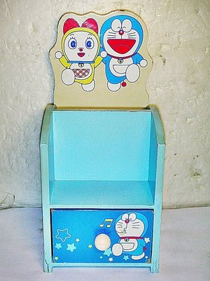 L.(企業寶寶玩偶娃娃)已稍有年代木質哆啦A夢(Doraemon)造型置物盒/筆筒!--值得收藏!