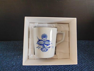 (盒裝) Meissen麥森--手繪藍洋蔥馬克杯 ( 280 週年紀念款)，一級品 (未使用品)