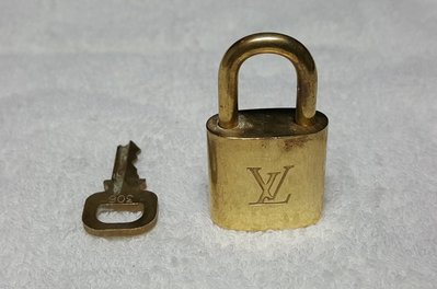 【精品廉售】Louis Vutton LV鎖頭+鑰匙 #306*原廠貨    (LV皮包/側背包等原廠配件)