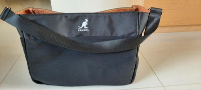 KANGOL黑色經典Logo大容量媽媽包/方包/側背包/斜背包/ 水餃包