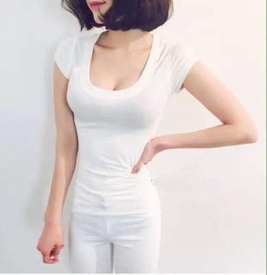 【 Angela ViVi 】韓版 俏麗女神百搭超美顯瘦合身低胸爆乳好身材短袖U領T恤 白色/黑色