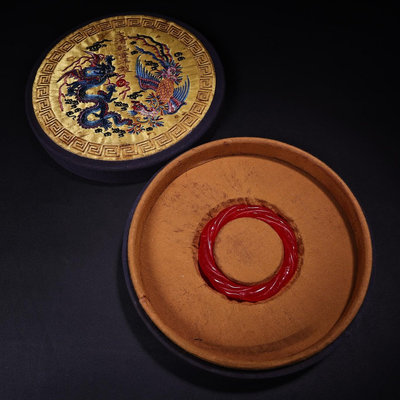 舊藏鄉下極品冰種紅玉雕刻麻花形紅玉手鐲保存完好  配老刺繡盒手鐲76克左右   內徑3995