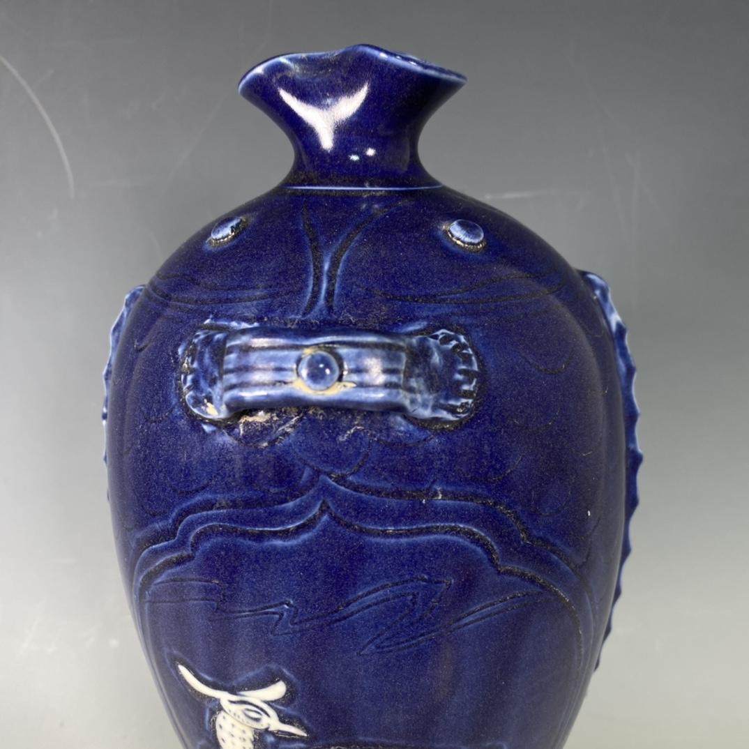 宋定瓷霽藍釉加彩賞瓶！此造型美觀精致大方，自然磨損，老味十足，極其 