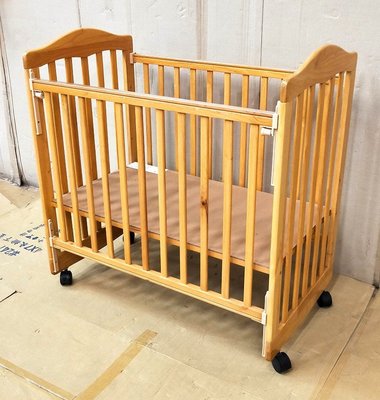 二手 實木嬰兒床(不含床墊) 護欄可調升降 床架附輪子 小嬰兒床台 適用新生兒0~2歲 九成新 需自行組裝 桃園區免運費