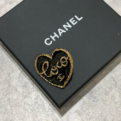 Chanel 胸針 別針 黑色金邊愛心 logo《精品女王全新&二手》