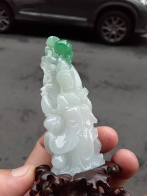 「愛玉冰」A貨緬甸產天然翡翠-----冰白底青磨砂面極細工觀音菩薩擺件