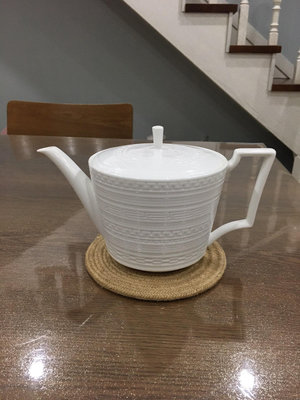 wedgwood意大利浮雕茶壺1升，旗艦店買的，用過幾回，現