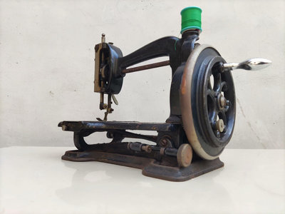 清末手搖古董縫紉機小型鑄鐵老針車，