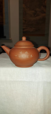 早期紫砂標準型壺，邊款：「請飲中國烏龍茶」，底款：～繁體22字，約高7×寛11.3公分。