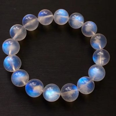 ❤妙玉生花優品購❤270305天然糖心藍月光石10mm手鍊，顆顆帶藍光，晶體通透，散發出淡藍色如同朦朧月光.