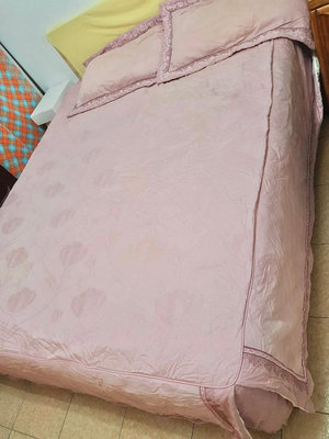 二手 （只能面交）雙人床粉紅色舖棉床罩+枕頭套*2