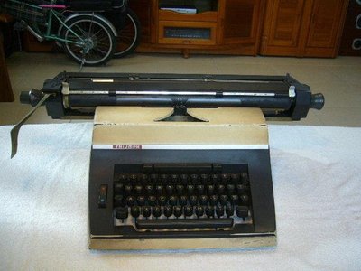 早期西德製打字機~~TRIUMPH~~鐵+塑膠製~~附一小零件.一未開封色帶和塑膠布罩~~操作正常