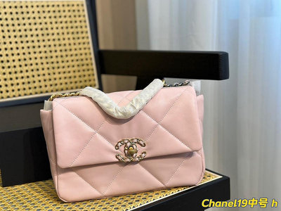全套包裝Chanel19 bag 自從歐陽娜娜帶貨后全球斷貨很難買到 皮質是羊皮有點像羽絨服包包 NO3162