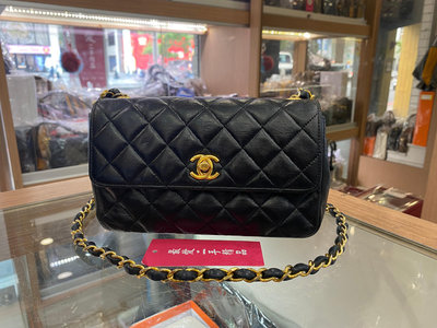 ☆最愛二手精品☆ CHANEL 香奈兒黑色羊皮翻蓋金鍊斜背包 VINTAGE XG7431