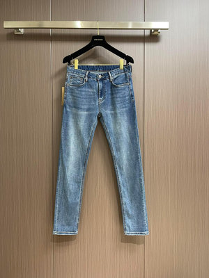 Burberry 2024fw 新款早春后袋品牌標識男士牛仔褲，五金、輔料、洗水標，丹寧牛仔棉布料，牛皮品牌 NO247050