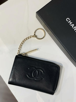 ☆名品寶庫☆ Chanel 黑色 牛皮 大Logo L型 拉鍊 鑰匙包 鎖包 零錢包 *現貨*