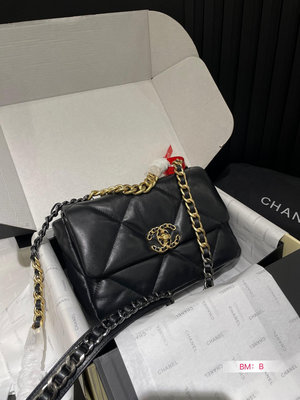【二手包包】 最能hold的住任何身段的搭一定不會出錯Chanel19手袋口蓋包[黑色] 輕盈綿柔質感山 NO35693