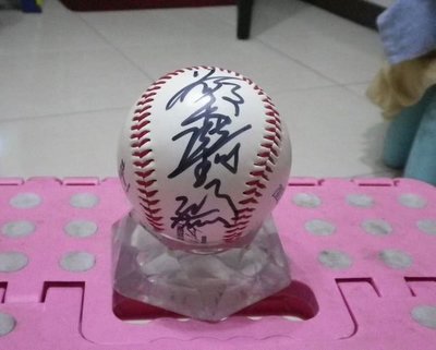 棒球天地--賣場唯一--中信兄弟象 鄭錡鴻 簽於多倫多藍鳥紀念球.字跡漂亮