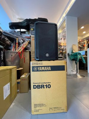 【六絃樂器】全新 Yamaha DBR10 二音路主動式喇叭 / 舞台音響設備 專業PA器材