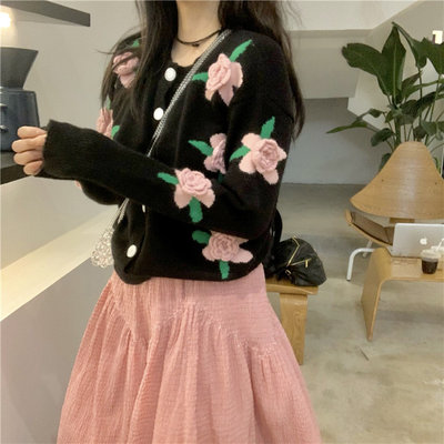 ～韓系 刺繡花朵圓領長袖開衫針織毛衣+嫩粉色鬆緊長裙二件組