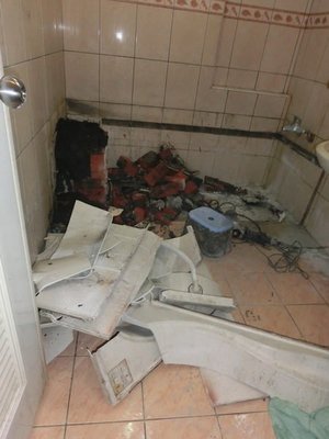 東城浴室整修.浴缸 破裂拆除 防水處理 貼磁磚.換裝、改造、翻修、可乾濕分離拉門