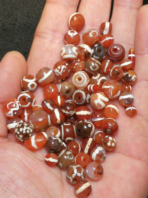 西亞千年紅玉髓鑲蝕珠大小共67顆，顆顆包漿油潤，風化自然細膩