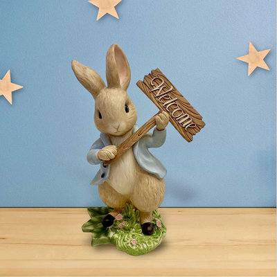 彼得兔公仔 藍色兔子歡迎光臨擺飾 比得兔拿welcome牌子存錢筒 比得兔撲滿 可愛動物公仔 比得兔玩偶 比得兔擺