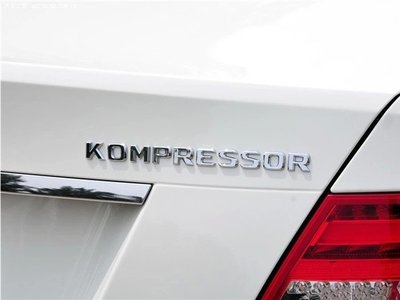 現貨熱銷-易車汽配 Benz C200 C220 C250 C280 C300 後車箱KOMPRESSOR 字貼 同原廠