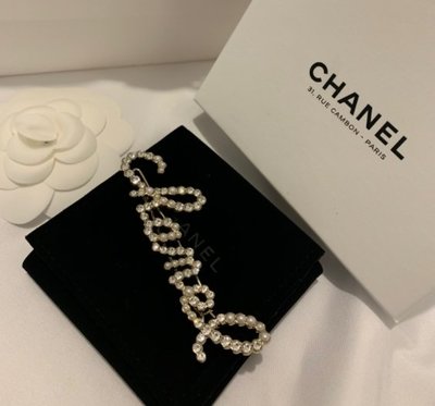 【COCO 精品專賣】Chanel 金色 水鑽 珍珠 LOGO 字樣 髮飾 髮夾 AB2850 現貨