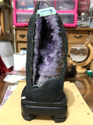 天然巴西紫水晶洞～2.4公斤招財擺件～附實木底座