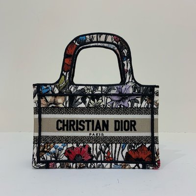Christian Dior Book Tote mini 帆布托特包 花刺繡《精品女王全新&amp;二手》
