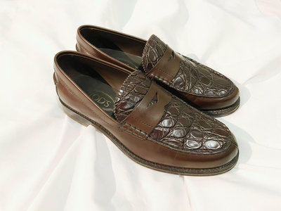 原價$7萬 意大利 精品品牌Tod's托德斯 專櫃男鞋 100%鱷魚皮 限量款 紳士鞋 樂福鞋 皮鞋 精巧橫條裝飾 外露手工縫線 6號 咖啡色