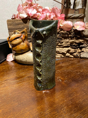 綠織部釉 全手捏花瓶 藝術家花瓶 衣領造型 瓶身刻鱷魚皮紋理24657