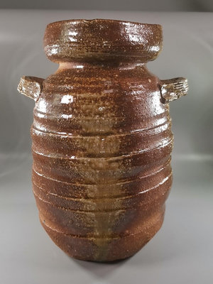 日本 信樂燒 粗陶手捏花瓶一只，自然流釉加作者手捏器型，下圓