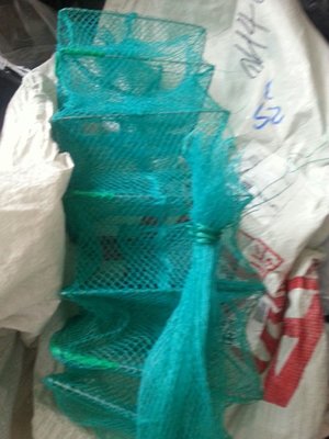 魚蝦蟹捕獲網，四個進魚口，籠尺寸:籠寬14公分x高15公分x網全長125公分x7段籠框籠内放餌料魚蟹蝦自投羅網。使用簡單