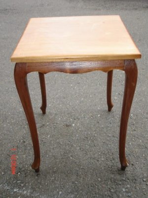 典藏一張難得的檜木桌子,四隻腳是柚木製作的
