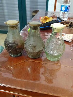 標價為三個一起的價格 老琉璃瓶 老玻璃瓶 老醬油瓶 三個完完