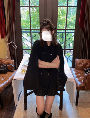 太美❤️香奈兒 Chanel 黑色羊毛翻領排扣兜風背心 外套 罩衫 披肩，兩件套斗篷是藏黑色純羊毛紗線，挺括有質感！