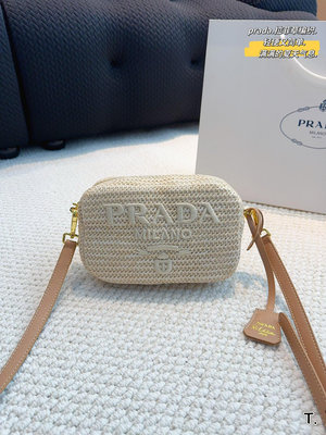 【二手包包】Prada相機包爆款休閑百搭輕便實用上身超好看草編系列 尺寸 19613cm NO147914