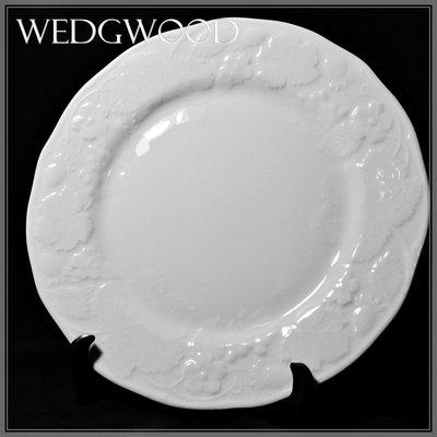 【桑園の】英國製 Wedgwood 瑋緻活 骨瓷 大型28cm 純白 野莓浮雕 大圓餐盤 精美瓷盤 T 5216