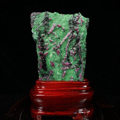 緬甸紅綠寶 天然原礦帶座高15×7.5×3.5厘米 重0.55公斤 100662 奇石 擺件【九州拍賣】