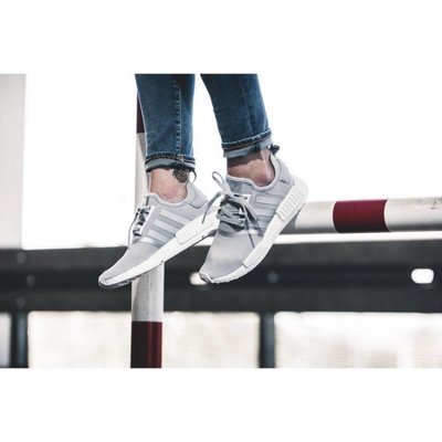 【正品】Adidas NMD R1 S76004 銀灰白底 配色休閒運動慢跑鞋男女