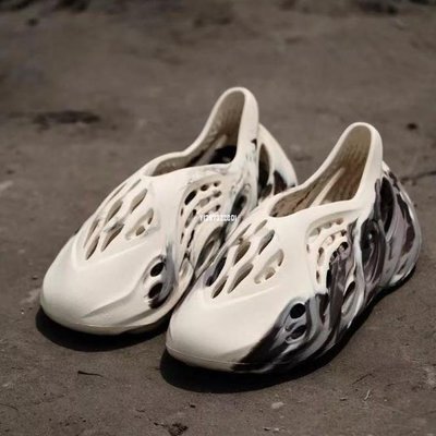 Adidas Yeezy Foam Runner 洞洞鏤空拖鞋 奶油粘土 油畫 GX8774
