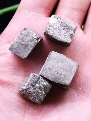 嗨購1-現貨 易晶緣水晶天然黃鐵礦原石擺件黃銅礦標本石礦石塊狀小號金屬礦物