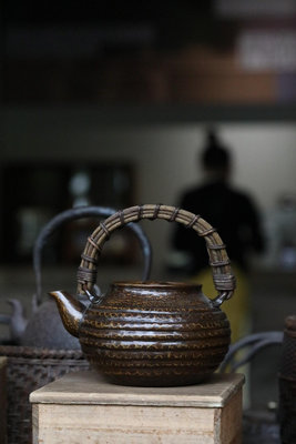日本明治時期老銅壺藤把芋頭型