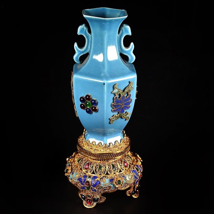 珍藏精品掐絲金包瓷器花瓶色澤艷麗，造型規整，油潤細膩重量：243克