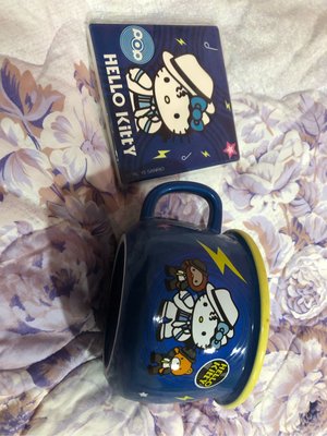 Hello Kitty仿琺瑯造型杯碗組 經典偶像變裝系列 流行音樂風服（藍色）附陶瓷吸水杯墊