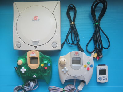 日製Dreamcast   型主機完整一組雙手把..讀取功能良好..